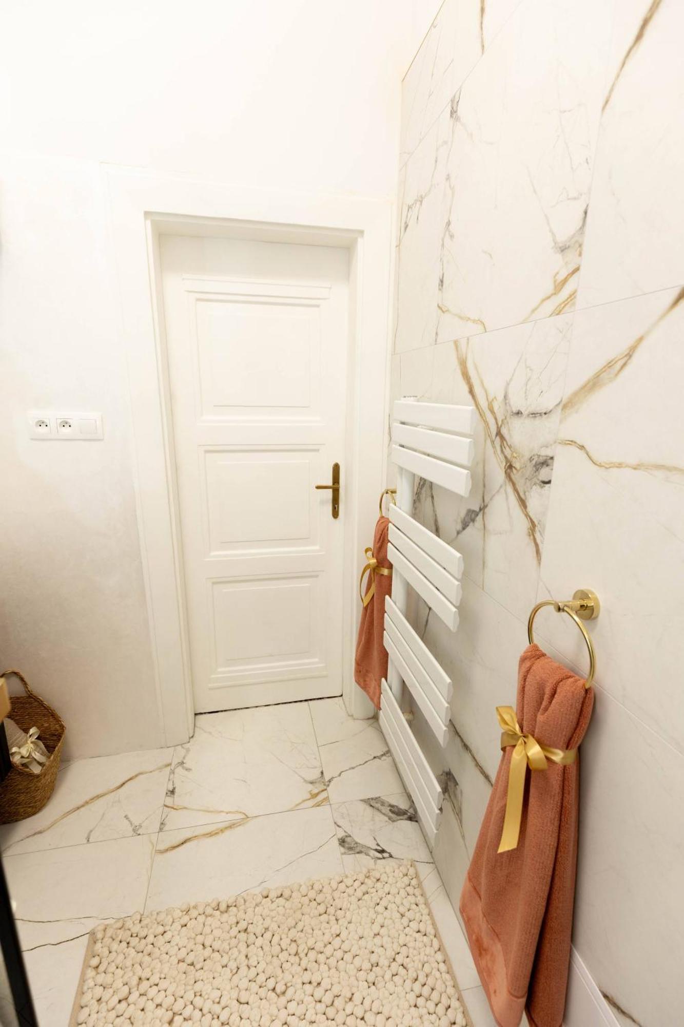 New, Stylish And Spacious Apartment Bratislava Eksteriør billede
